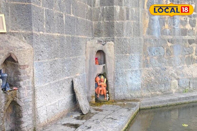 सुरूवातीला एक लहानसं बाप्पाचं मंदिर आहे. त्याच्यापुढे मंदिराच्या आवारात असलेल्या झाडाला पार आहे. या पाराच्या खालच्या बाजूला देवळीत अनेक देवी देवतांच्या मूर्ती ठेवलेल्या आहेत. प्रवेशद्वारासमोर उभं राहिल्यावर उजव्या हाताला नदीच्या पात्रापासून वरपर्यंत दगडी तट बांधलाय.