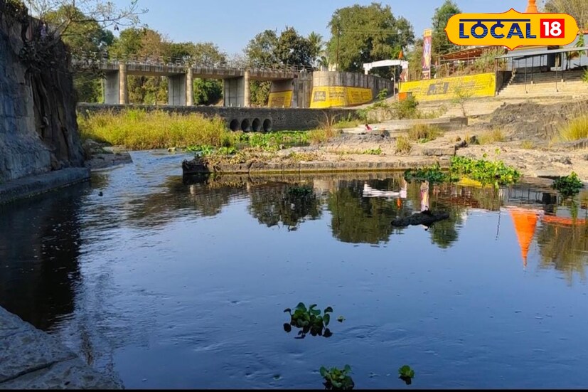 कृष्णा नदीच्या पात्रात असलेल्या खडकांमुळे नदीपात्र दोन भागांत विभागलंय. पावसाळ्यात नदीला पूर आला की, संपूर्ण मंदिराभोवती जो पाण्याचा वेढा निर्माण होतो तो पाहण्याचा अनुभव चित्त थरारक असतो. इतरवेळी नदीवर बांधलेल्या पुलावरून थेट मंदिरापर्यंत जाता येतं.