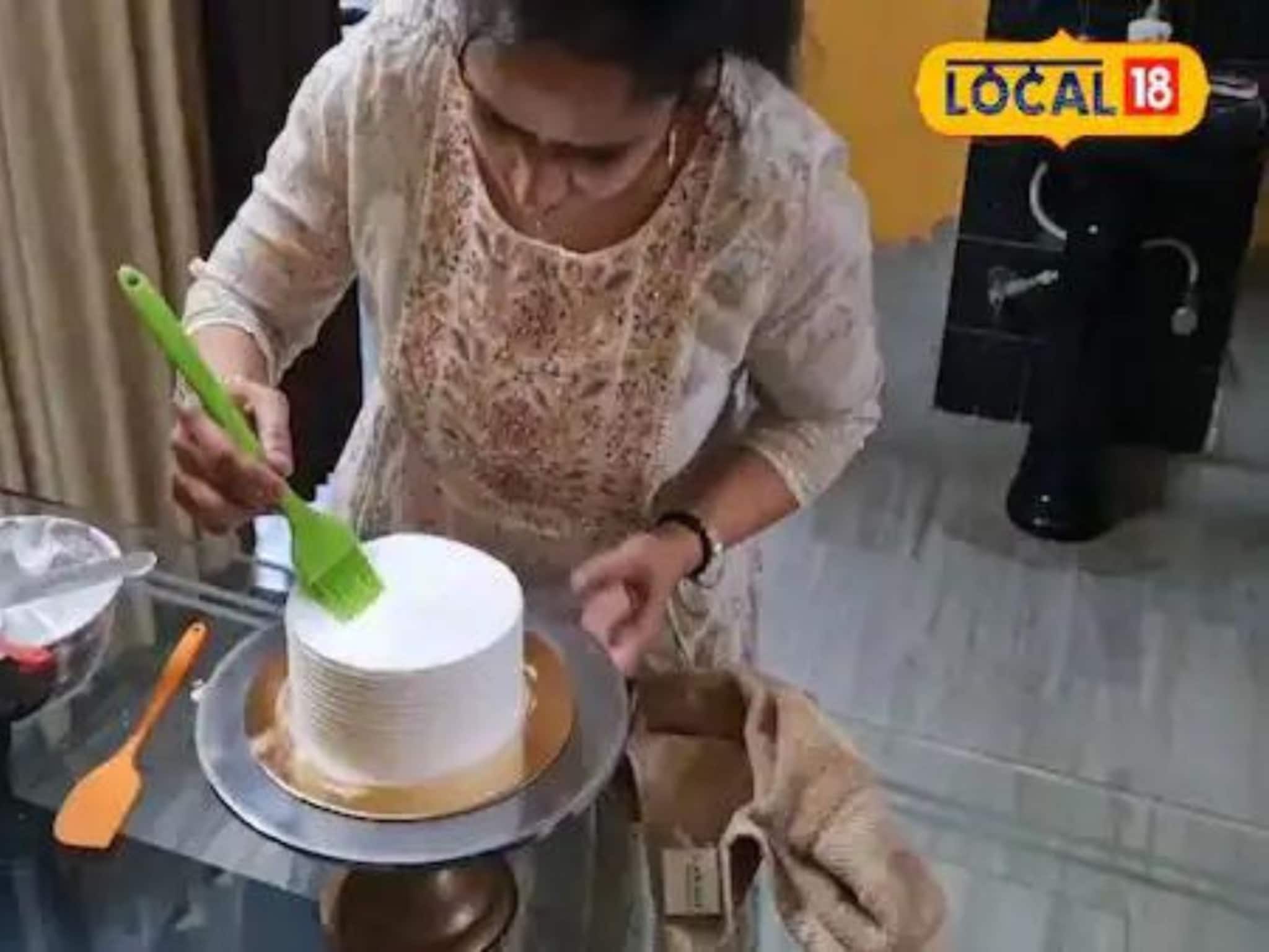 आठवडाभर मुलांपासून राहिली, भाड्याच्या घरात राहून घेतली ट्रेनिंग, आज घरबसल्या महिला करतेय चांगली कमाई