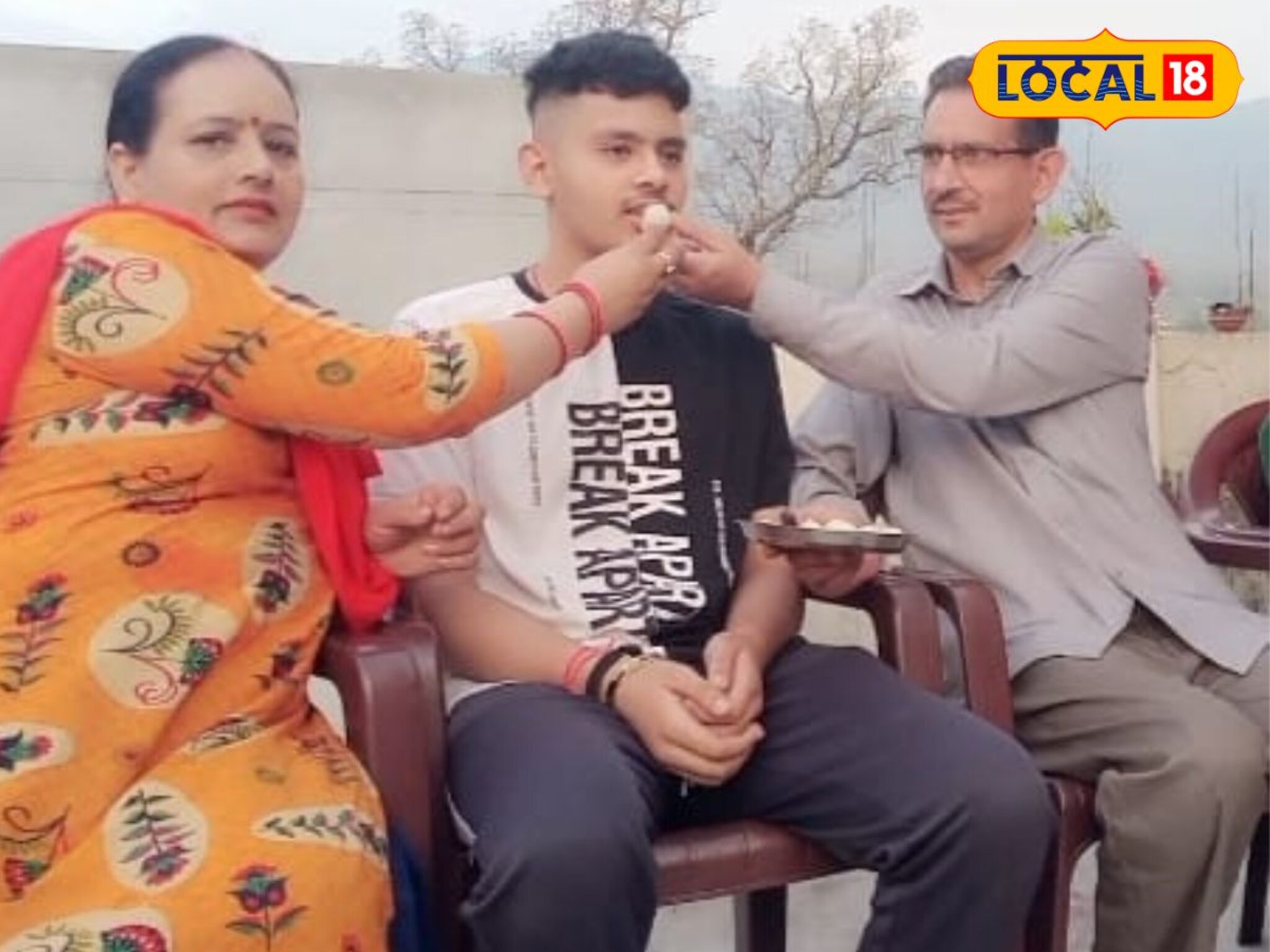 photos : आई सुरक्षारक्षक, तरुणानं youtube वरुन केला अभ्यास, आता सैन्यदलात झाला मोठा अधिकारी