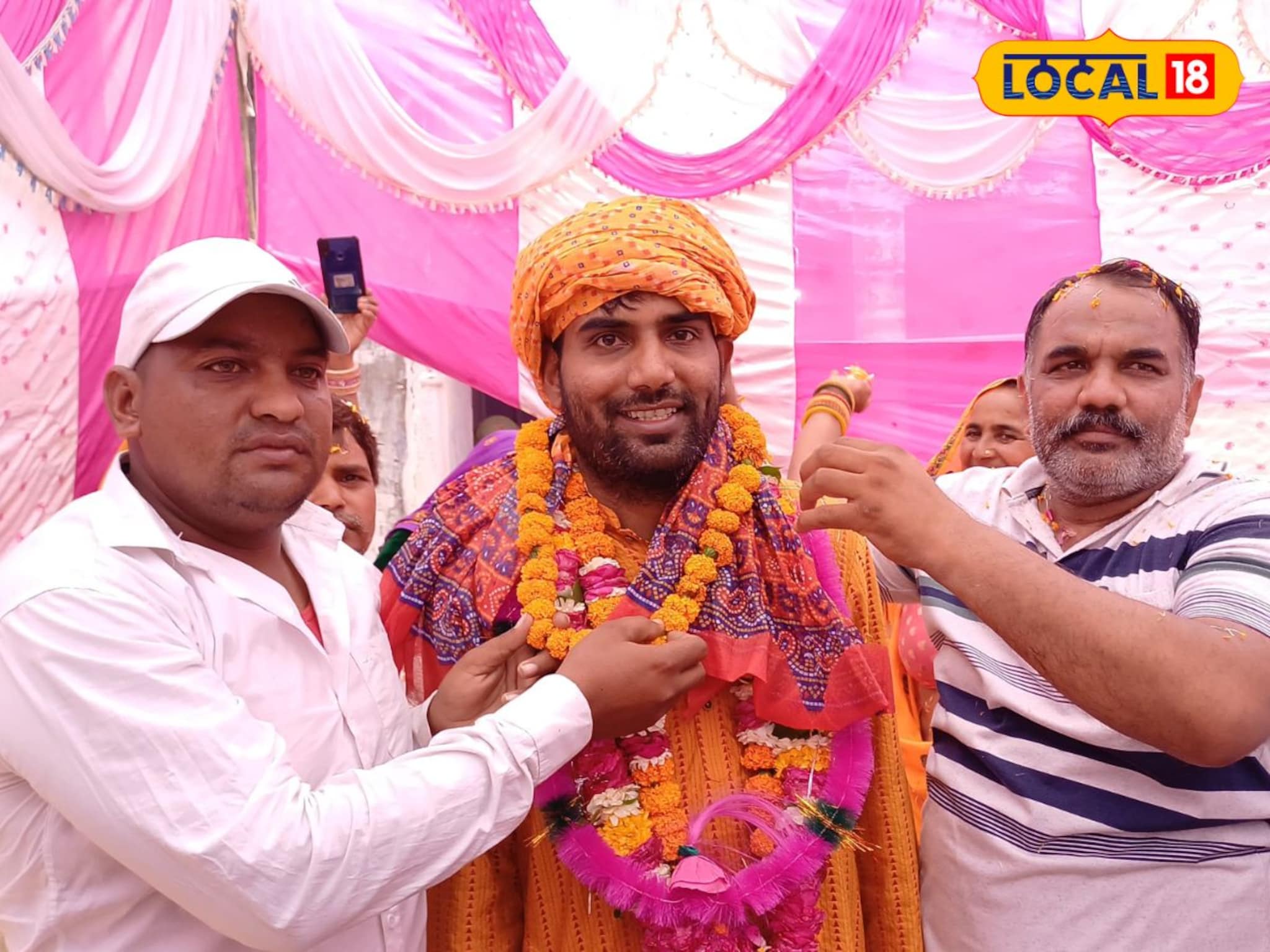 7 वेळा अपयश, पण आठव्यांदा बाजी मारलीच!, गावातल्या तरुणानं मिळवलं मोठं यश, तुम्हालाही वाटेल अभिमान