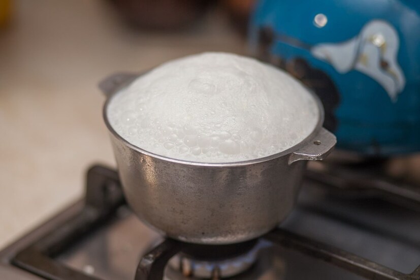 जर घरी फ्रिज नसेल तर दूध दिवसातून चार वेळा तापवावं. दूध उकळवताना गॅसची फ्लेम कमी करावी. तसेच दूध उकळल्यानंतर लगेचच झाकून ठेऊ नका त्याची वाफ निघून जाऊ द्यात. तसेच भांड हे दुधाने काठोकोठ भरू नका, थोड अंतर ठेवा.