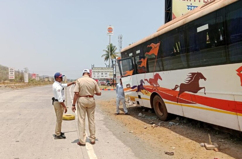 ठाणे येथून दापोलीला जाणारी शिवशाही बस माणगावला आली असताना हा अपघात झाला. दरम्यान घटनेची माहिती मिळताच माणगाव पोलिसांनी घटनास्थळी धाव घेतली. हा अपघात इतका भीषण होता की अपघातग्रस्त रिक्षाचा चुराडा झाला आहे. बसचं देखील नुकसान झालं आहे.