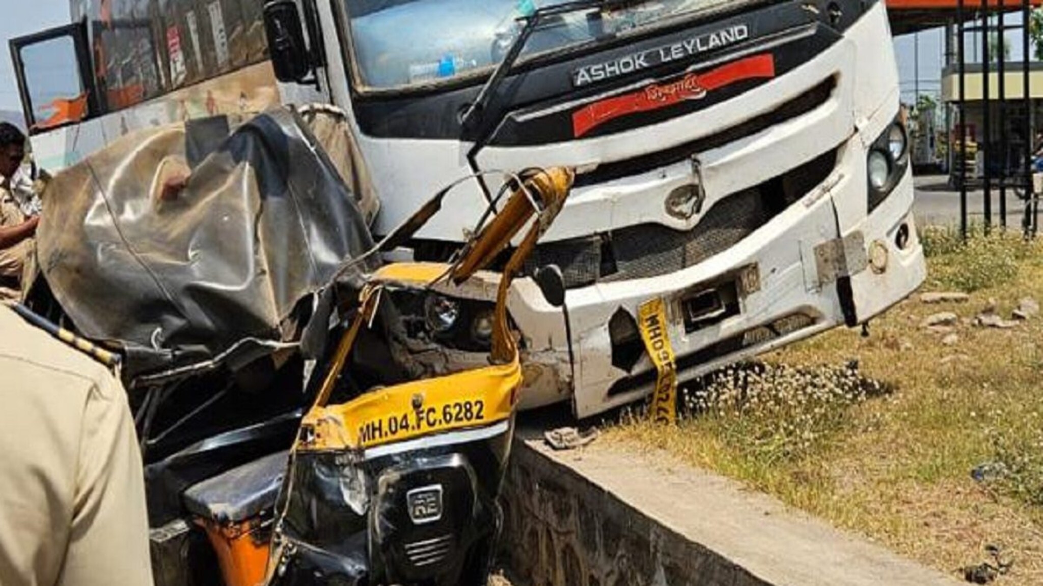 मुंबई-गोवा हायवेवर भीषण अपघात, शिवशाहीने चिरडल्यानं रिक्षातील तिघांचा मृत्यू; घटनास्थळावरचे फोटो समोर