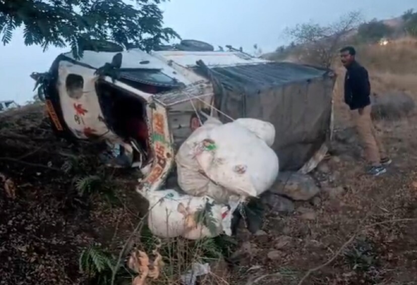चालकाचा ताबा सुटल्याने अपघात झाला असल्याची माहिती समोर येतेय. पॅगो रिक्षा रस्त्याकडेला उलटल्याचं दिसून येतंय.