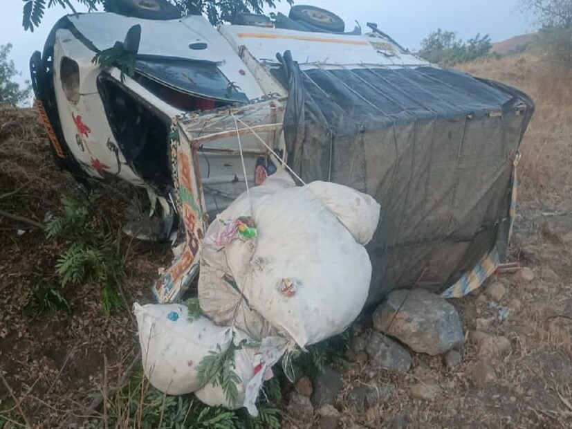 अपघातात पॅगो रिक्षाच्या पुढच्या भागाचे नुकसान झाले आहे. अपघातानंतर जखमींना उपचारासाठी रुग्णालयात दाखल करण्यात आलंय.