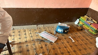 कुऱ्हाडीने EVM फोडलं; नांदेडमधल्या मतदानाला धक्कादायक वळण, युवक ताब्यात