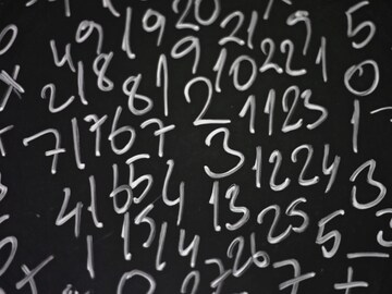 9 18 27 या जन्मतारखा असणाऱ्यांना डिसेंबरमध्ये अनमोल काही मिळणार? रिलेशनमध्ये..