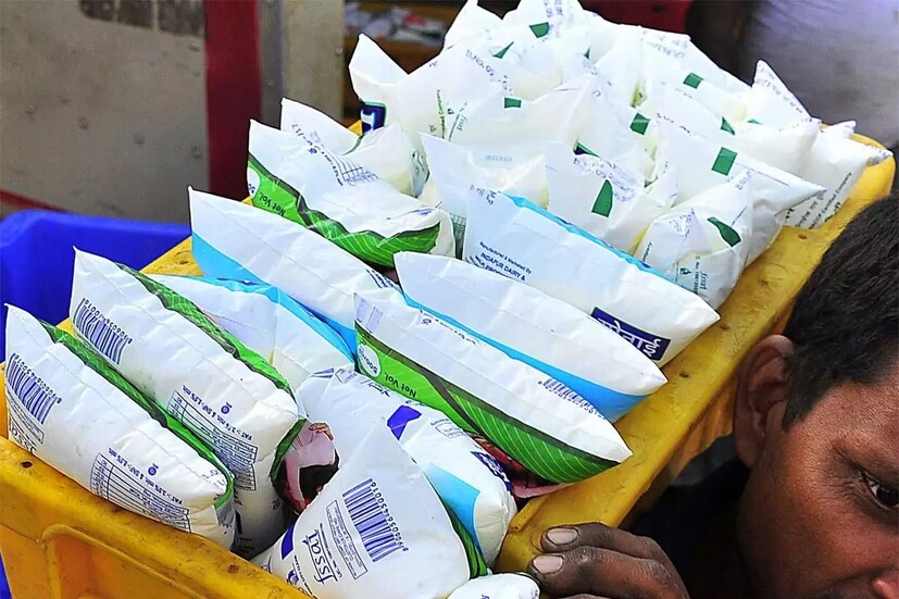 दुकानातून पॅकेटमधील दूध घरी आणल्यावर ते लगेचच उकळायला ठेऊ नका. पॅकेटमधील दूध टेंपरेचरवर आल्यावर ते स्टीलच्या भांड्यात उकळवत ठेवा यामुळे ते लवकर खराब होणार नाही.