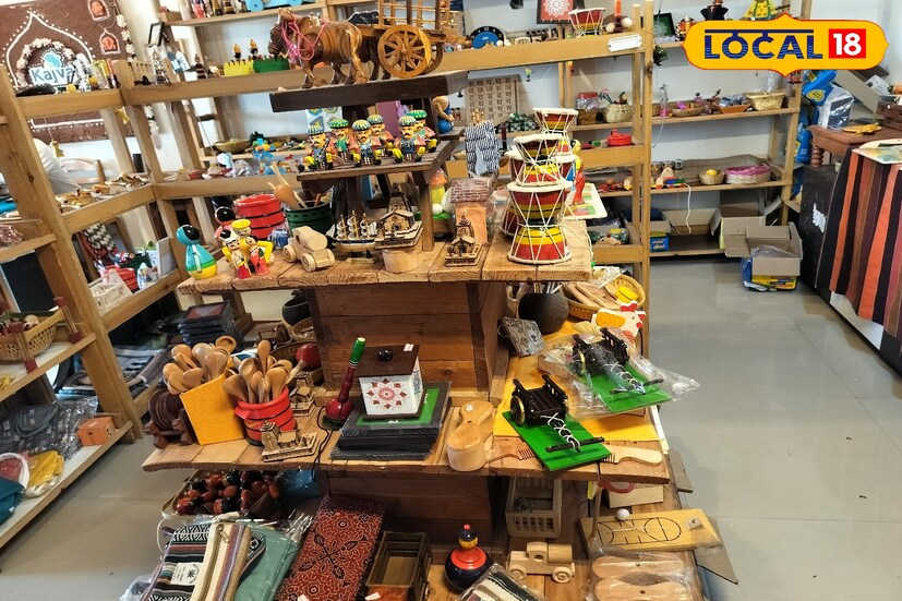 माती, कपडा, कागद आणि बांबू यांपासून 300 वेगवेगळ्या वस्तू बनवल्या जातात. या वस्तूंच्या विक्रीतून वर्षांला 15 लाख रुपये कमाई होत आहे, अशी माहिती शैलेश बडगुजर यांनी दिली आहे. (प्राची केदारी, प्रतिनिधी)