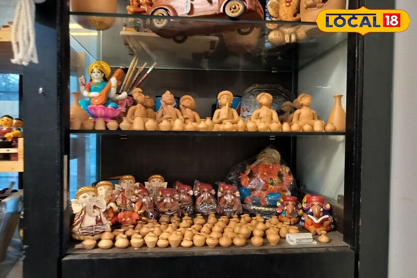 मला लाकडी खेळण्याची एक आवड होती, जिव्हाळा होता. आपल्या आजूबाजूला काही कारागीर आहेत. तसेच राज्या बाहेर देखील कारागीर आहेत. त्यांच्याशी भेट झाली. मग त्यांच्याकडून काही वस्तू घेऊन त्या अ‍ॅड केल्या मग जुनं पारंपरिक खेळाच साहित्य आहे जस की पांगुळ गाडा, विटी दांडू अशी खेळणी बनवायला सुरुवात केली.