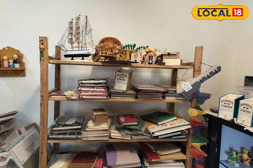 यामधून मला कळालं की आपल्याकडे सोल्युशन देण्याची आवड आहे. मग यामध्ये अजून क्रियेटिव्हली आपण करू शकतो. हे इनोव्हेटिव्ह सोल्युशन त्या वेळेची गरज होती. ती पूर्ण केली. यासाठी विविध ठिकाणांहून चांगला प्रतिसाद आला. या सगळ्या काळात स्वतःची क्षमता कळली. प्रत्येक व्यक्तीत एक तरी कलागुण असतो. त्याला दिशा आणि व्यासपीठ मिळायला हवं, हे कळालं यातूनच मग ‘काजवा’चा जन्म झाला, असं शैलेश बडगुजर यांनी सांगितलं.