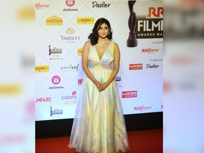 रिंकूनं फिल्मफेअर अवॉर्डमध्ये घातलेल्या डिप लेक गाऊनमुळे ती चर्चेत आली आहे. तिचा हा लुक पाहून सगळ्यांच्या भुवया उंचावल्या आहेत. अनेकांनी तिच्या या बोल्ड लुकचं कौतुक केलं आहे. 