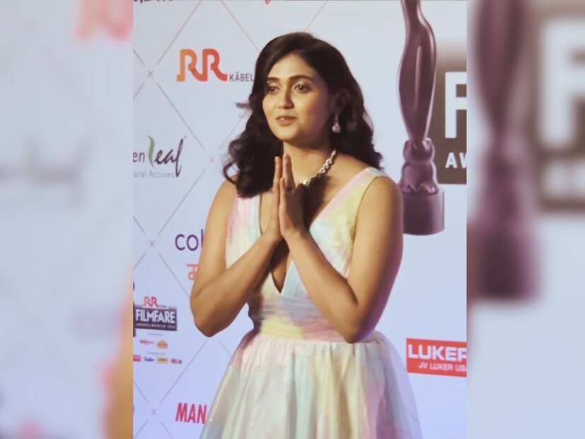 त्यामुळे रिंकूला फिल्मफेअर अवॉर्डला बोल्ड लुकमध्ये पाहून तिच्या आर्चीच्या इमेजला धक्का बसला असं अनेकांनी म्हटलं आहे. तिला ट्रोल करत एका चाहत्यानं लिहिलंय, &quot;तू साडीत छान दिसतेय. असे कपडे घालू नको&quot;. 