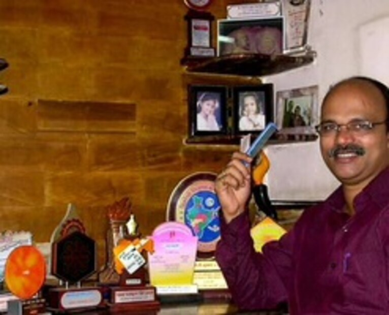 कंगव्याभोवती बेस्ट बसचे तिकीट गुंडाळले की शशिकांत खानविलकर यांचे वाद्य वाजण्यासाठी सज्ज होतात. 'फणी आणि गाणी' नामक 3 तासांचा कार्यक्रम ते करतात. कार्यक्रमाची सुरुवात ही कंगव्याने वाजवलेल्या तुतारीने होते. कारण तुतारीपासूनच खानविलकरांच्या या संगीत साधनेची सुरुवात झाली होती.