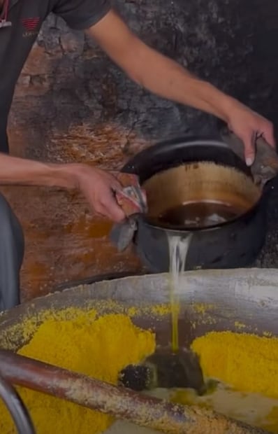 ही मिठाई कोणती आणि ती कुठे मिळते ती जाणून घेण्याची उत्सुकता तुम्हाला असेल. ही मिठाई मिळते ती राजस्थानच्या जोधपूरमध्ये. फक्त जोधपूरच नव्हे तर संपूर्ण राजस्थानात ती फेमस आहे. द फुडी लॉयर इन्स्टाग्राम अकाऊंटवर या मिठाईबाबत माहिती देण्यात आली आहे.