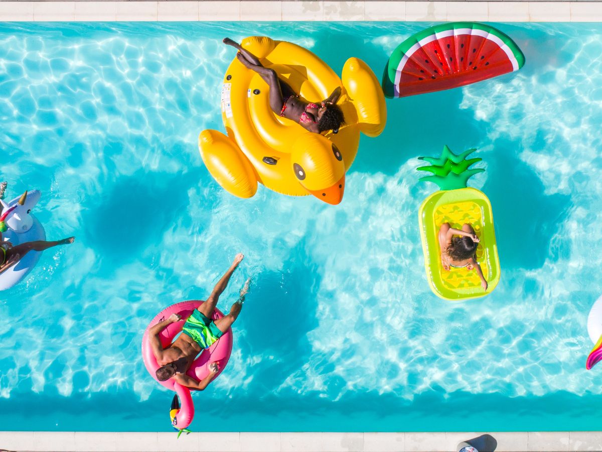 स्विमिंग पुलच्या पाण्याने डोळे का जळजळतात? लघवी की क्लोरीन काय आहे कारण