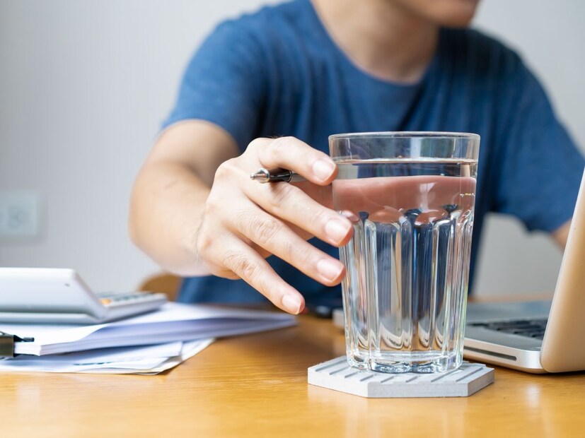 डिहायड्रेशनमुळे तुम्हाला खूप थकवा जाणवू शकतो. दिवसभर सक्रिय राहायचे असेल तर हायड्रेट राहण्यासाठी वेळोवेळी पाणी प्या. जेव्हा शरीर डिहायड्रेट होते, तेव्हा व्यक्तीला आळस जाणवतो आणि काम करण्यास त्रास होऊ लागतो.