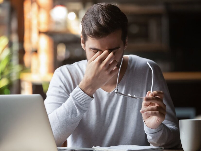 संगणक किंवा फोनवर जास्त वेळ काम केल्याने थकवा येऊ शकतो आणि तुमच्या डोळ्यांवर ताण येऊ शकतो. त्यामुळे दर काही मिनिटांनी तुमचा फोकस बदलण्यासाठी ब्रेक घ्या आणि डोळ्यांच्या पापण्या मिचकावत राहा. 