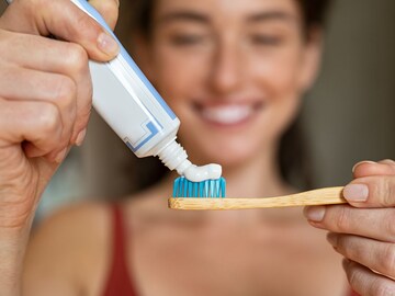 Health Tips: ब्रश करण्याची योग्य पद्धत माहितीय का? चूक कराल तर होईल नुकसान