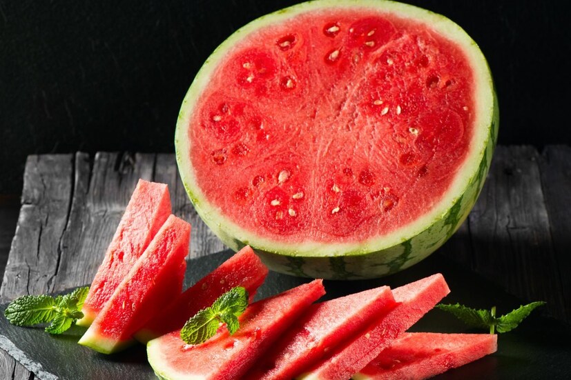 कलिंगडामध्ये व्हिटॅमिन ए, व्हिटॅमिन सी, पोटॅशिअम, मॅग्नेशिअम, लोह आणि अँटी ऑक्सिडेंट्स सारखे अनेक पोषक घटक असतात. .