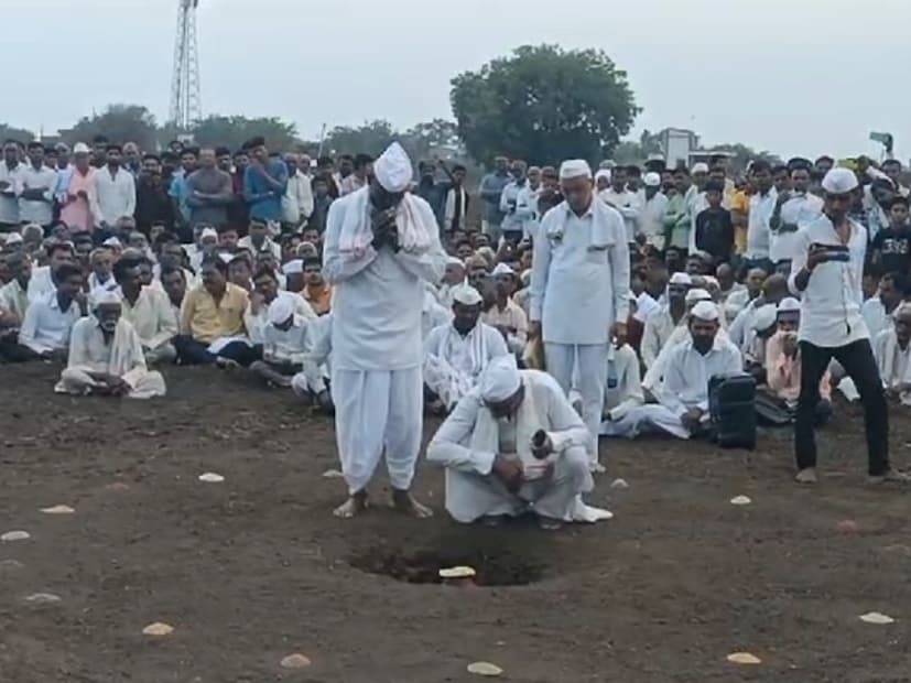 बुलढाणा जिल्ह्यातील भेंडवळची घट मांडणी राज्यभरात प्रसिद्ध आहे. विदर्भातील असंख्य शेतकरी याच घट मांडणीच्या आधारे खरीप व रब्बी हंगामाचे नियोजन करत असतात. हे भाकीत ऐकण्यासाठी दूरवरून शेतकरी या ठिकाणी येतात.  बुलढाणा जिल्ह्यातील भेंडवळची घट मांडणी राज्यभरात प्रसिद्ध आहे. विदर्भातील असंख्य शेतकरी याच घट मांडणीच्या आधारे खरीप व रब्बी हंगामाचे नियोजन करत असतात. हे भाकीत ऐकण्यासाठी दूरवरून शेतकरी या ठिकाणी येतात.