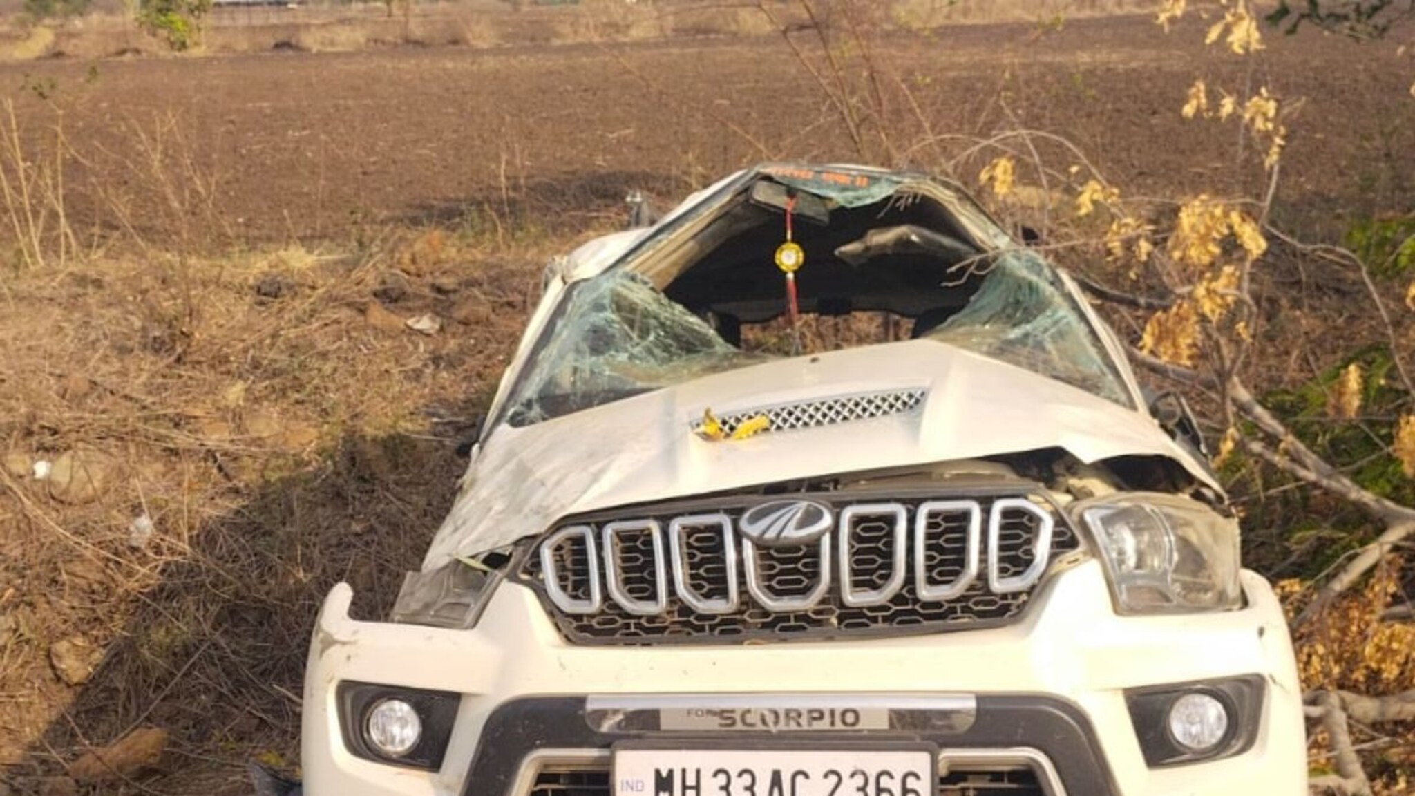 Buldhana accident : ड्रायव्हरची डुलकी प्रवाशांच्या जीवावर बेतली; शिर्डीवरून परतणाऱ्या भाविकांच्या स्कॉर्पिओचा भीषण अपघात