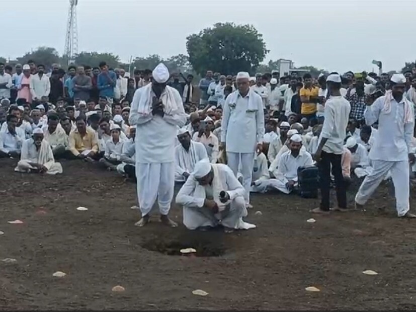 बुलढाणा जिल्ह्यातील प्रसिद्ध अशा भेंडवळच्या घट मांडणीतील भाकीत जाहीर झालं आहे. यावर्षी पीक, पाऊस चांगला असल्याचा अंदाज वर्तवण्यात आला आहे. देशाचा राजा कायम असणार आहे. तर देशावर कोणतंही आर्थिक किंवा परकीय संकट येणार नसल्याचं या भाकीतामध्ये म्हटलं आहे.  बुलढाणा जिल्ह्यातील प्रसिद्ध अशा भेंडवळच्या घट मांडणीतील भाकीत जाहीर झालं आहे. यावर्षी पीक, पाऊस चांगला असल्याचा अंदाज वर्तवण्यात आला आहे. देशाचा राजा कायम असणार आहे. तर देशावर कोणतंही आर्थिक किंवा परकीय संकट येणार नसल्याचं या भाकीतामध्ये म्हटलं आहे.