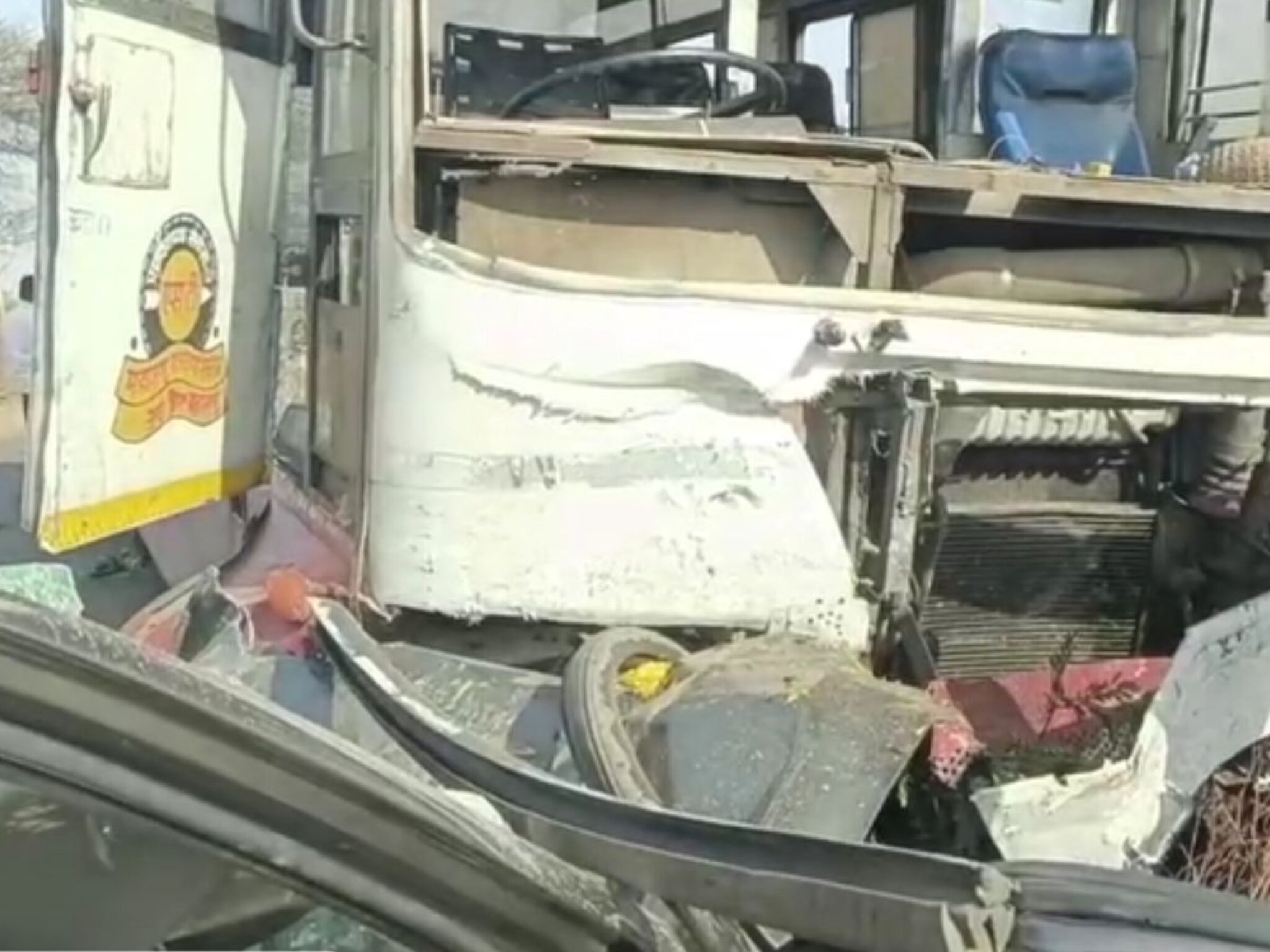 अहमदनगमध्ये एसटीचा भीषण अपघात; रस्त्यावर रक्तामांसाचा चिखल, मोठी जीवितहानी