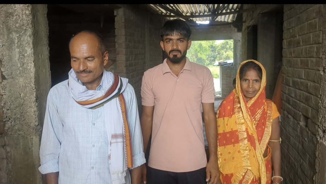 रजनीश कुमार बहादुर यादव या तरुणाने लोकल18 शी बोलताना सांगितले की, बारावीच्या शिक्षणानंतर मागील 4 वर्षांपासून तो स्टील वेल्डिंगचे काम करत आहेत. तसेच यातच मागील काही महिन्यांपासून त्याला ड्रीम11 खेळण्याचे वेड लागले होते. 