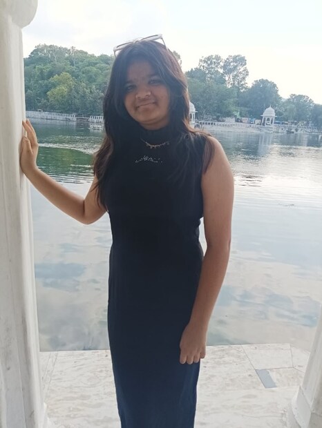 16 वर्षीय हीरवर 15 दिवसांपासून उपचार सुरू होते. ब्रेन स्ट्रोकमुळे तिला रुग्णालयात दाखल करण्यात आलं होतं. तिची ब्रेन सर्जरी झाली. जरा बरं वाटल्यानंतर घरी पाठवण्यात आलं, परंतु तिला अचानक श्वास घ्यायला त्रास झाल्याने थेट आयसीयूमध्ये दाखल करण्यात आलं. ब्रेन एमआरआयचे रिपोर्ट आल्यानंतर कळलं की, तिच्या मेंदूचा 80 ते 90 टक्के भाग निष्क्रिय झाला होता. अखेर 15 दिवसांच्या उपचारांनंतर हीरची मृत्यूशी झुंज संपली. तिनं श्वास सोडला.