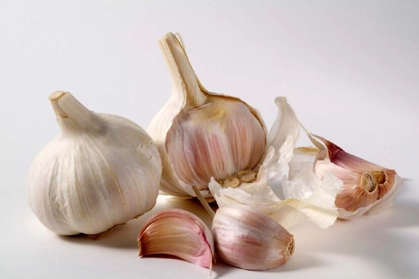 सिलिकॉन पीलर वापरा : लसूण डोळ्यांसाठी बाजारात सिलिकॉन लसूण पीलर ट्यूब मिळतात. यामध्ये लसणाच्या काही पाकळ्या घाला आणि त्याला खाली ठेऊन रगडा. यामुळे लसणाची साल सहज निघते. 