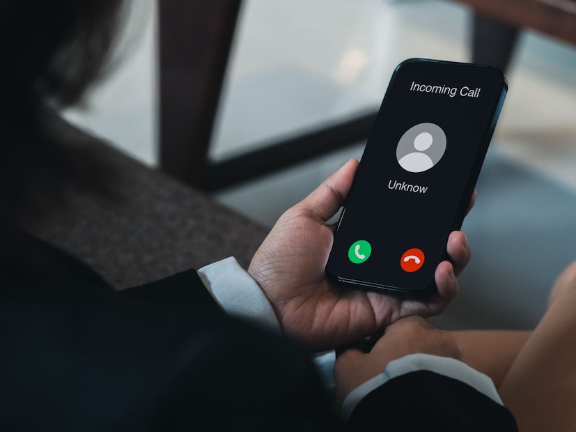 888888888 - डेली मेल न्यूज वेबसाइटनुसार बल्गेरियामध्ये Mobitel ही एक मोबाइल फोन कंपनी होती. कंपनीने एक फोन नंबर जारी केला होता, +359 888 888 888. हा नंबर डायल करणाऱ्या प्रत्येकाचा मृत्यू झाला. या संख्येमुळे 3 जणांना आपला जीव गमवावा लागला. त्यानंतर हा क्रमांक बंद करण्यात आला.