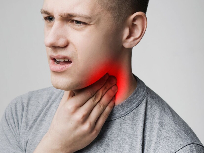 वातावरण बदलल्यामुळे टॉन्सिलची समस्या अगदी सामान्य आहे. पण जेव्हा ती जुनाट बनते तेव्हा शस्त्रक्रिया हा एकच उपचार उरतो. शस्त्रक्रियेसाठी परिस्थिती निर्माण होण्याआधी जर तुम्ही योग्य ती काळजी घेतली आणि काही घरगुती उपायांच्या मदतीने घशातील टॉन्सिल्सची सूज कमी करण्याचा प्रयत्न केला तर तुम्हाला खूप आराम मिळू शकतो. वातावरण बदलल्यामुळे टॉन्सिलची समस्या अगदी सामान्य आहे. पण जेव्हा ती जुनाट बनते तेव्हा शस्त्रक्रिया हा एकच उपचार उरतो. शस्त्रक्रियेसाठी परिस्थिती निर्माण होण्याआधी जर तुम्ही योग्य ती काळजी घेतली आणि काही घरगुती उपायांच्या मदतीने घशातील टॉन्सिल्सची सूज कमी करण्याचा प्रयत्न केला तर तुम्हाला खूप आराम मिळू शकतो.