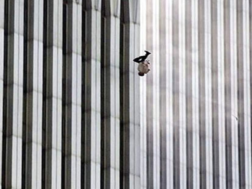 द फॉलिंग मॅन: 9/11 मध्ये अमेरिकेतील ट्विन टॉवर्सवर दहशतवादी हल्ला झाला होता, त्यावेळी एक व्यक्ती खाली डोकं वर पाय अशा स्थितीत खाली पडत असल्याचं कॅमेऱ्यांमध्ये कैद झालं होतं. या व्यक्तीचा फोटो जगभरात पोहोचला पण या व्यक्तीची ओळख अद्याप पटलेली नाही. काही लोकांच्या मते, या व्यक्तीचे नाव जोनाथन ब्रायले होतं, जो रेस्टॉरंटमध्ये काम करत होता. पण आजवर या गोष्टीची पुष्टी झाली नाही.