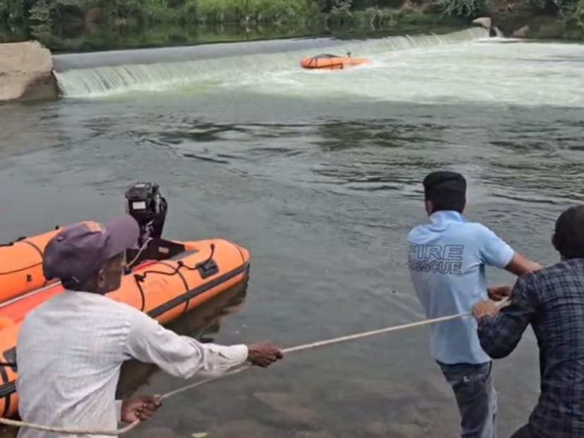 एसडीआरएफची टीम प्रवरा नदीपात्रात बुडालेल्या दोघांना वाचवण्यासाठी पाण्यात उतरली होती, मात्र बोट पलटी झाल्यानं जवान पाण्यात बुडाले. 