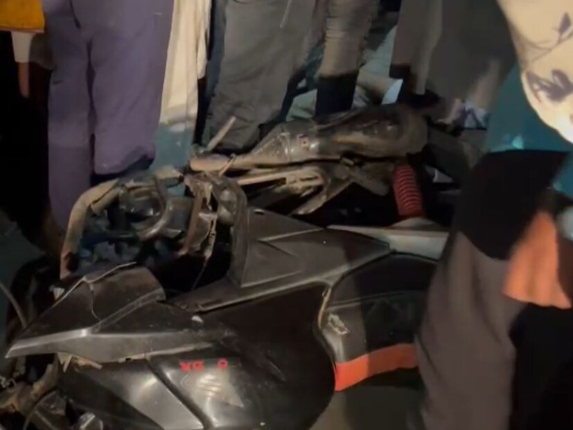 परळी शहरातील चेंबरी विश्रामगृहाजवळ दोन बाईकची समोरासमोर धडक झाली. याचवेळी रस्त्यावर पडलेल्या दुचाकीस्वाराच्या अंगावरून मोठी गाडी गेली. या अपघातात दोघांचा मृत्यू झाला. 