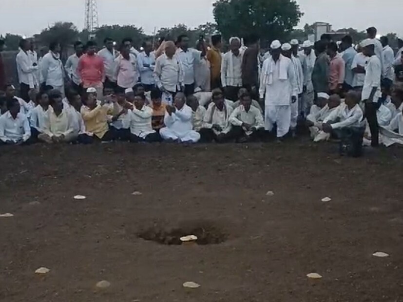 या घटमांडणीच्या वेळी गावाच्या पूर्वेस एका शेतात अठरा प्रकारची धान्ये एका गोलाकार आकारात ठराविक अंतरावर ठेऊन या गोलाच्या मध्यभागी एक खड्डा तयार केला जातो. त्यात चार मातीचे गोळे ठेऊन एक पाण्याची घागर ठेवली जाते. त्यावर पुरी, करंजी, पान सुपारी ठेवण्यात येते. 