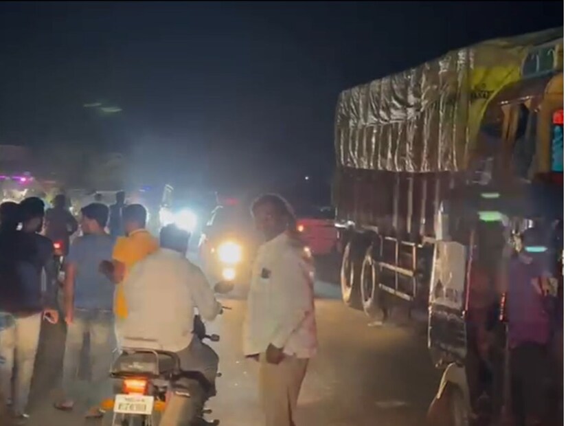 या घटनेत आणखी एक जण गंभीर जखमी झाला आहे, जखमी व्यक्तीला स्थानिकांच्या मदतीनं उपचारासाठी रुग्णालयात दाखल करण्यात आलं आहे. 