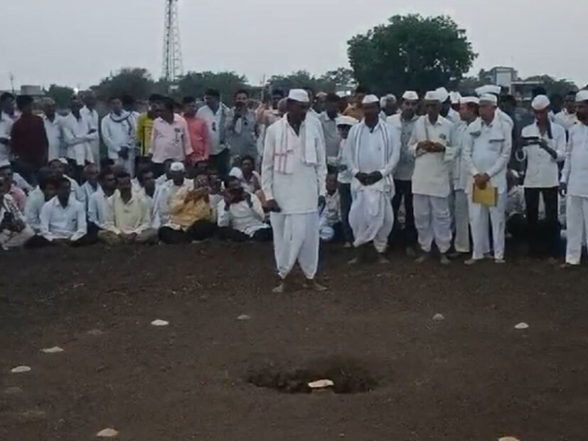 येथे मांडण्यात आलेली प्रत्येक वस्तू हे एक प्रतिक असते. अक्षय तृतीयेच्या दुसऱ्या दिवशी पहाटे घटात झालेल्या बदलाच्या आधारे पाऊस, पीके आणि राजकीय भाकीत वर्तवलं जातं. 