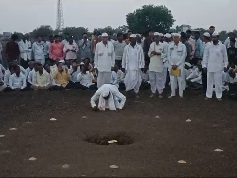 या घट मांडणीत गावाच्या पूर्वेस एका शेतात अठरा प्रकारची धान्ये एका गोलाकार आकारात ठराविक अंतरावर ठेऊन या गोलाच्या मध्यभागी एक खड्डा तयार करून त्यात चार मातीचे गोळे ठेऊन त्यावर एक पाण्याची घागर ठेऊन त्यावर पुरी, करंजी, पान सुपारी ठेवण्यात येते. 