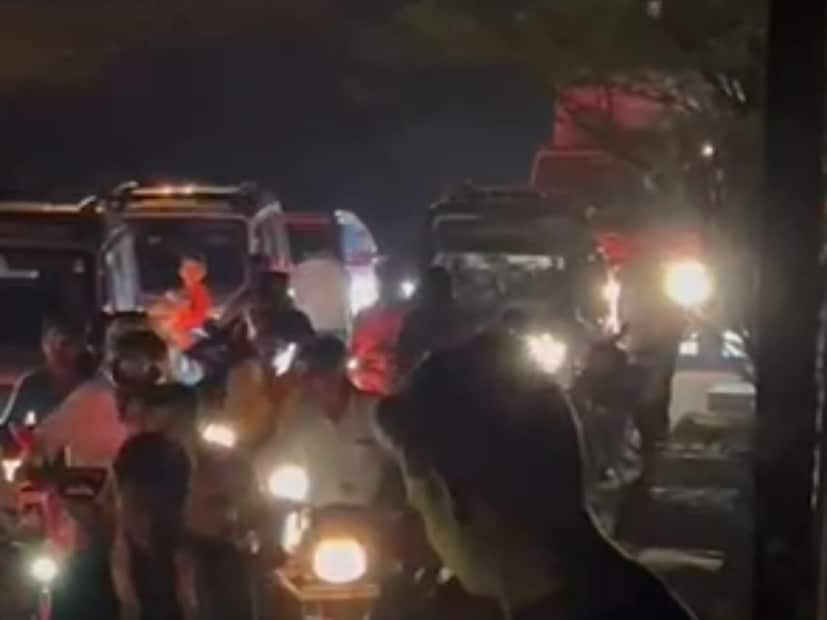 दरम्यान अपघातानंतर मोठी वाहतूक कोंडी निर्माण झाली होती. दोन्ही बाजूनं वाहानाच्या रांगाच रांगा लागल्या होत्या. 