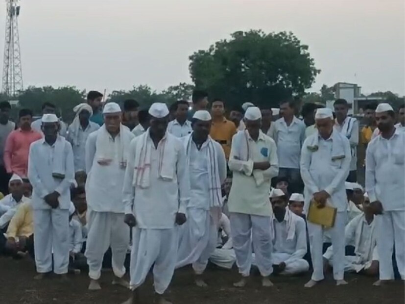आज सकाळी सूर्योदयाच्या वेळेस या घटमांडणीत झालेल्या बदलाच्या आधारे भाकीत वर्तवण्यात आलं आहे. या भाकीतानुसार हे वर्ष सर्वसाधारण जाणार असल्याचा अंदाज वर्तवण्यात आला आहे. 