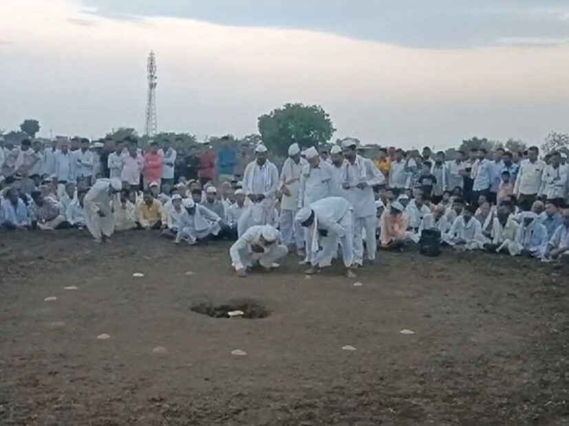 भेडळवळच्या भाकीतानुसार यावर्षी जुनमध्ये कमी पाऊस, जुलैमध्ये सर्वसाधार, ऑगस्टमध्ये चांगला पाऊस, सप्टेंबरमध्ये भरपूर पाऊस, तसेच अकवाळी पाऊस देखील होणार असल्याचं सांगण्यात आलं आहे. 