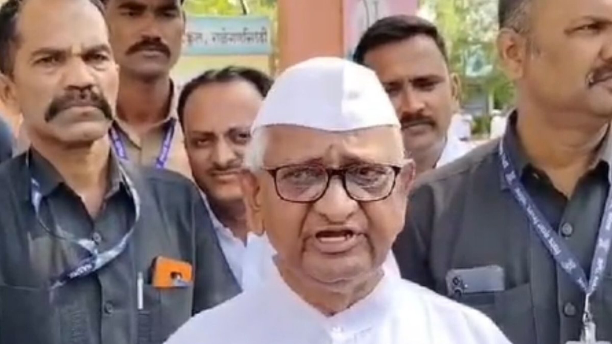 'देशाचं संविधान बदललं तर..'; काँग्रेसच्या आरोपांवर अण्णा हजारे पहिल्यांदाच बोलले