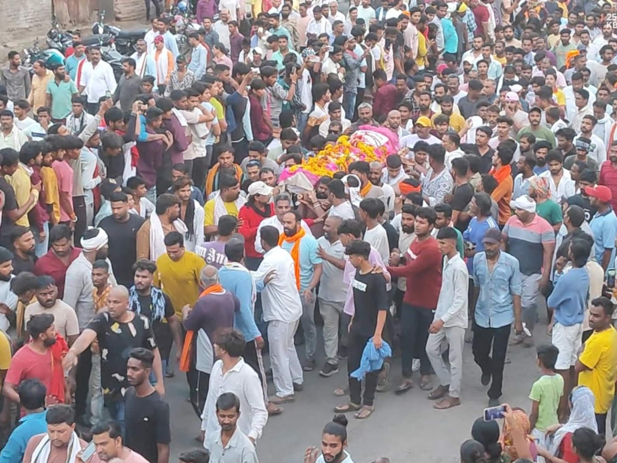 ही दोस्ती तुटायची नाय, गोळीबारात दोघे गेले आणि एकत्रच निघाली अंत्ययात्रा