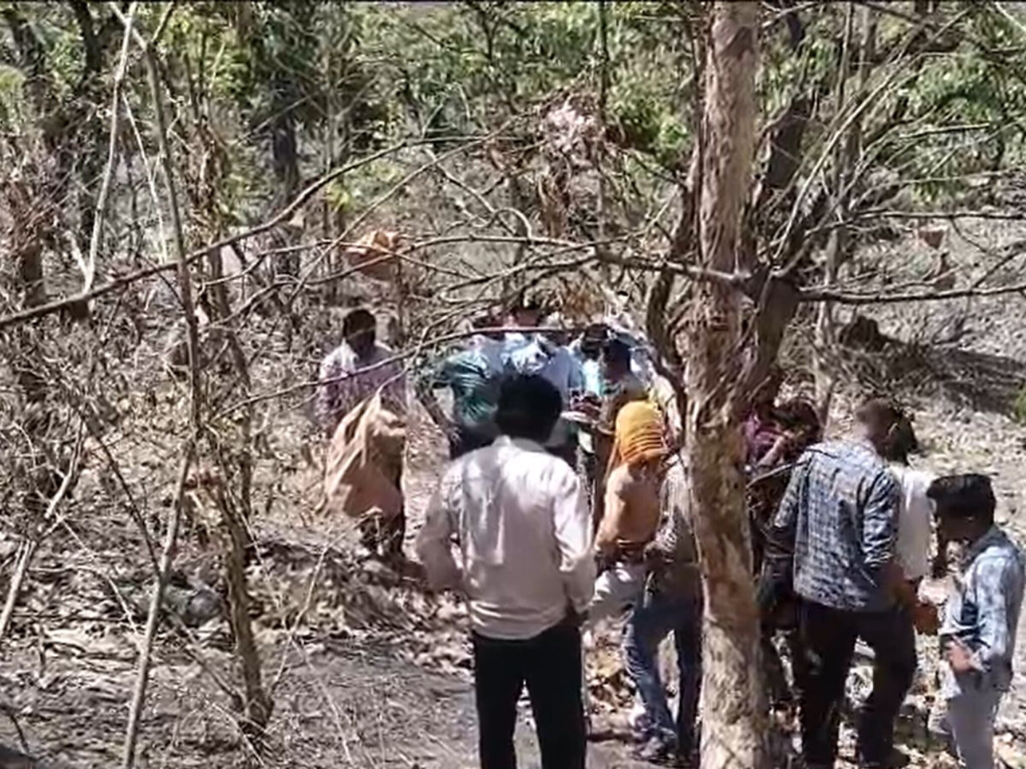 बुलढाण्यात वाहन चालकाच्या क्रुरतेचा कळस; जखमी व्यक्तीला उपचारासाठी घेऊन जातो सांगितलं अन् दरीत फेकून दिलं, तडफडून मृत्यू