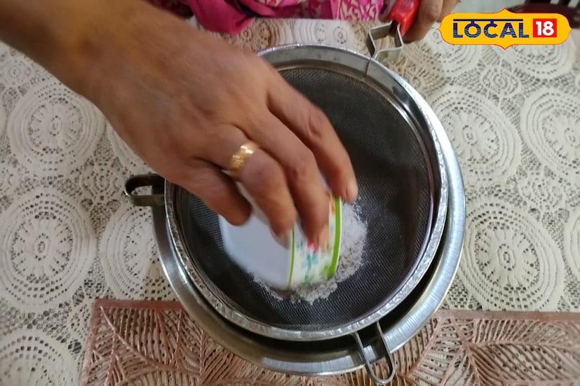 चॉकलेट ब्राउनी बनवण्यासाची कृती : सर्वप्रथम एका चाळणीमध्ये गव्हाचे पीठ, कोको पावडर आणि पिठीसाखर हे सर्व एकत्रितरित्या करून चाळून घ्यायचे आहे. त्यानंतर एका भांड्यामध्ये बटर टाकायचं ते बटर चांगल्या पद्धतीने फेटून घ्यायचं. फेटून झाल्यानंतर त्यामध्ये दही टाकायचं आणि ते दही सुद्धा फेटून घ्यायचं. 