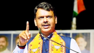 महाराष्ट्रात 99, देशाच्या टोकाला एक, राजकीय मैदानात फडणवीसांची रेकॉर्डब्रेक बॅटिंग, चौथ्या टप्प्यातच झळकावलं शतक