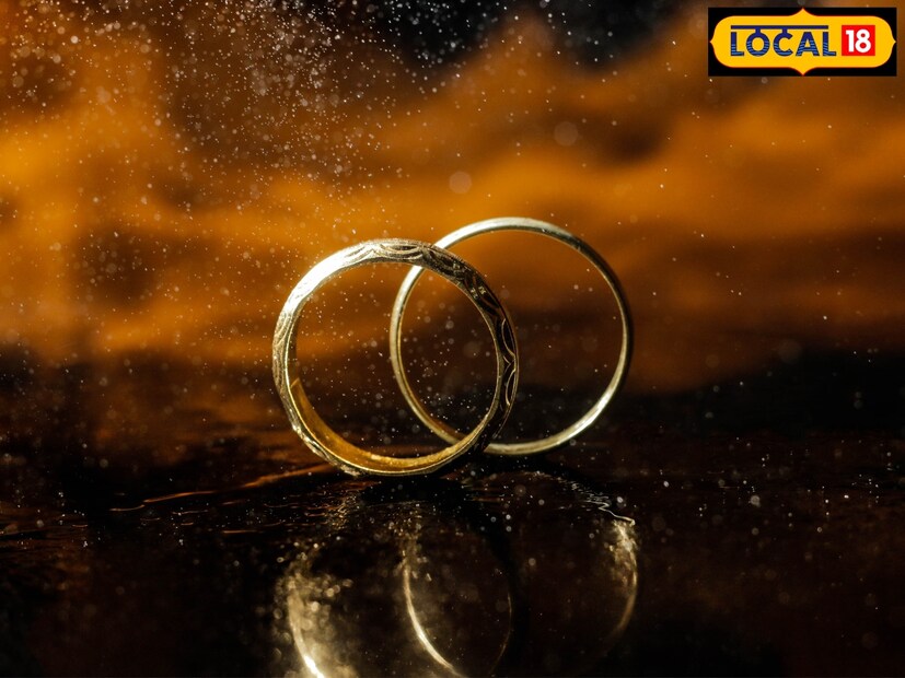 ज्योतिषशास्त्रानुसार, अंगठ्याशेजारी असलेल्या पहिल्या बोटात म्हणजेच तर्जनीमध्ये सोन्याची अंगठी घातल्यास आयुष्यात सुख-समृद्धी येते. मुळातच सोनं हे समृद्धीचं प्रतीक मानलं जातं. त्यात ते पहिल्या बोटात घालणं अत्यंत शुभ असतं.